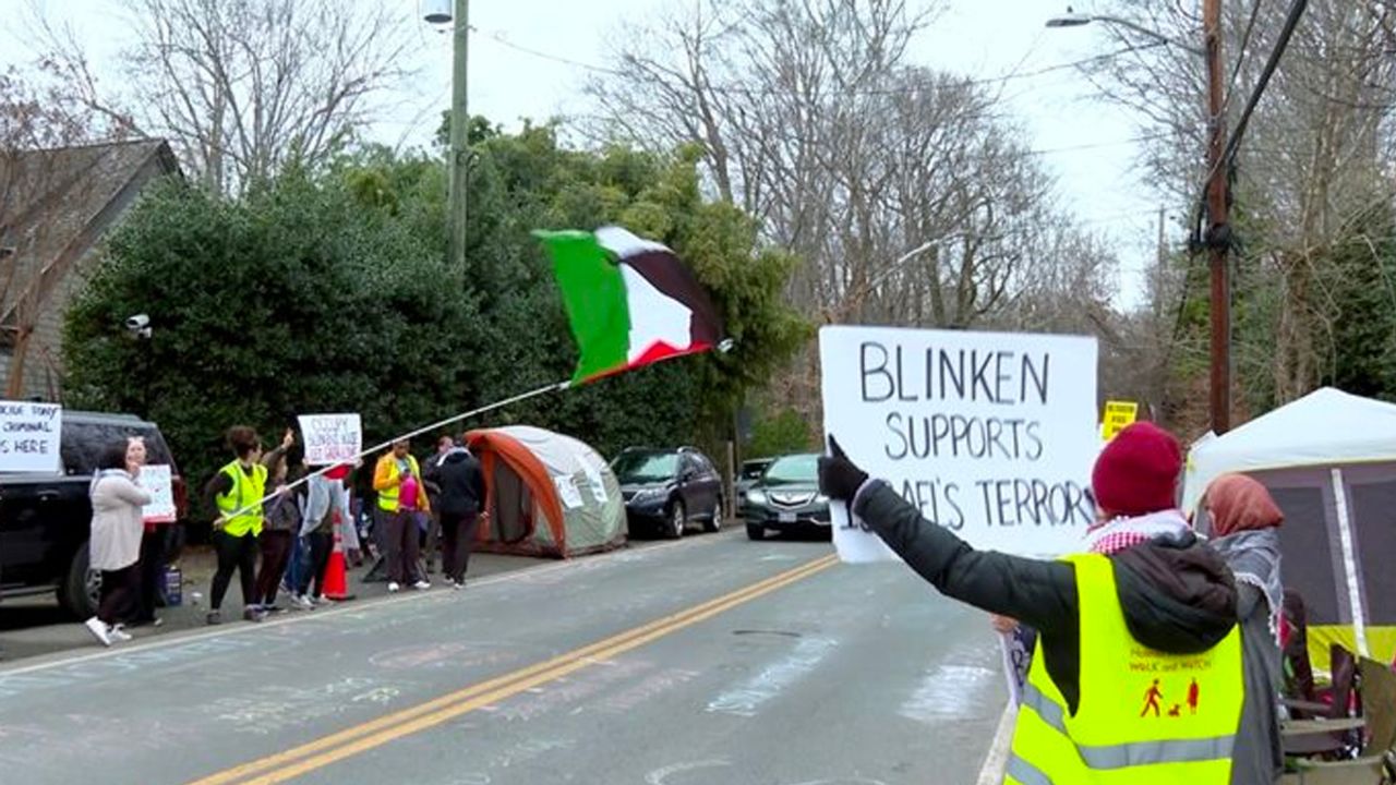 Filistin destekçilerinden Blinken'ın evinin karşısında "Gazze'de ateşkes" çağrısı