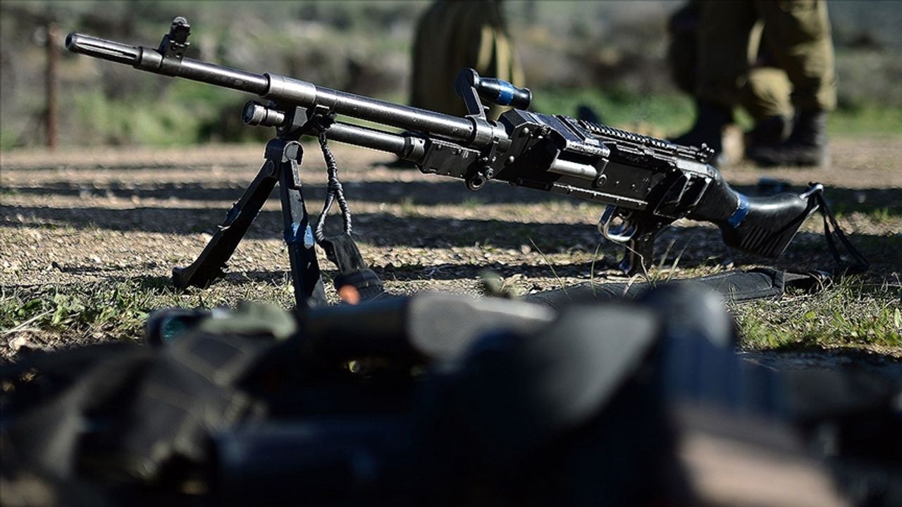 Beyrut’ta Hizbullah’ın silahlı geçidi tepki çekti