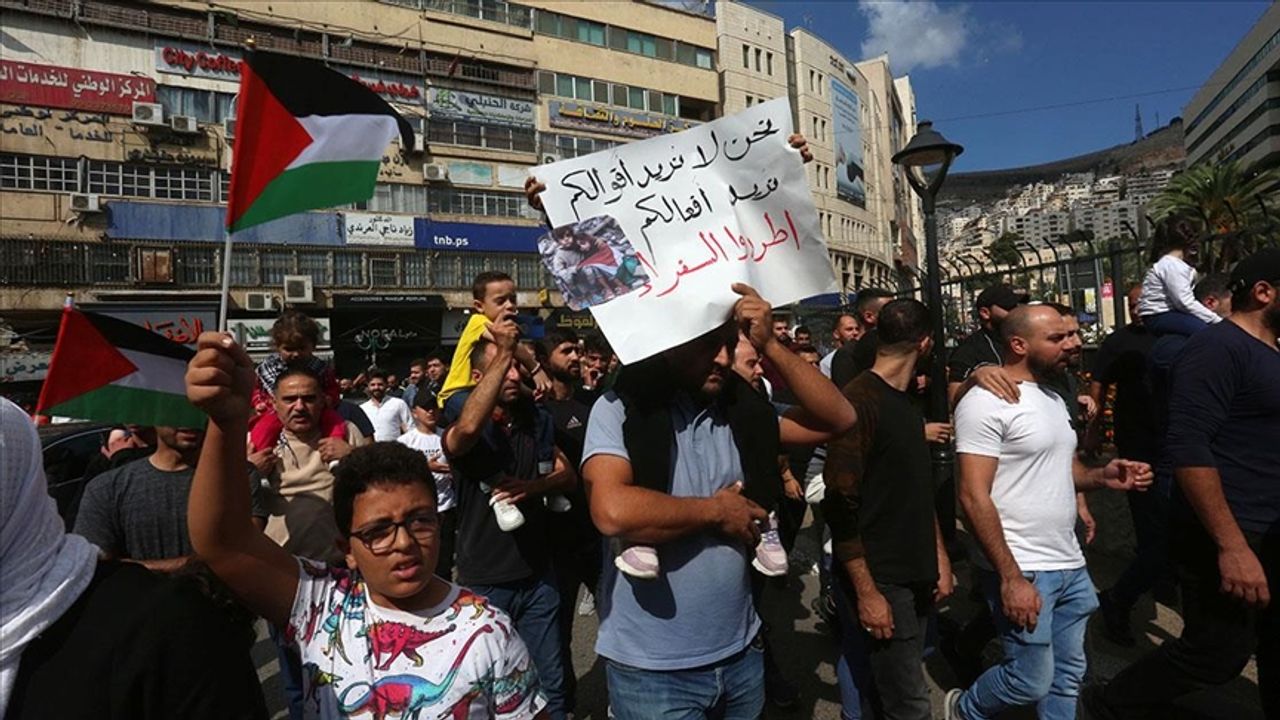 Filistinliler İsrail'in Gazze'deki aç bırakma politikasını protesto etti