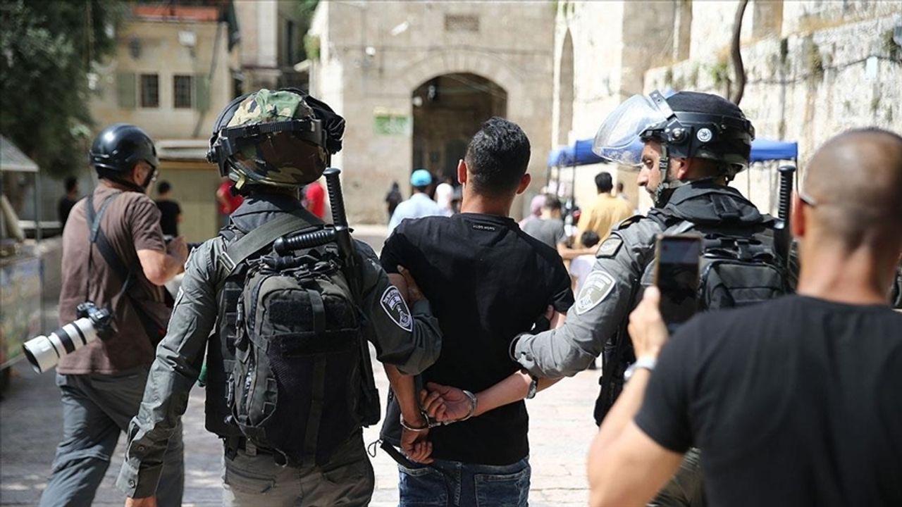 İsrail, Batı Şeria'ya düzenlediği baskınlarda 55 Filistinliyi gözaltına aldı