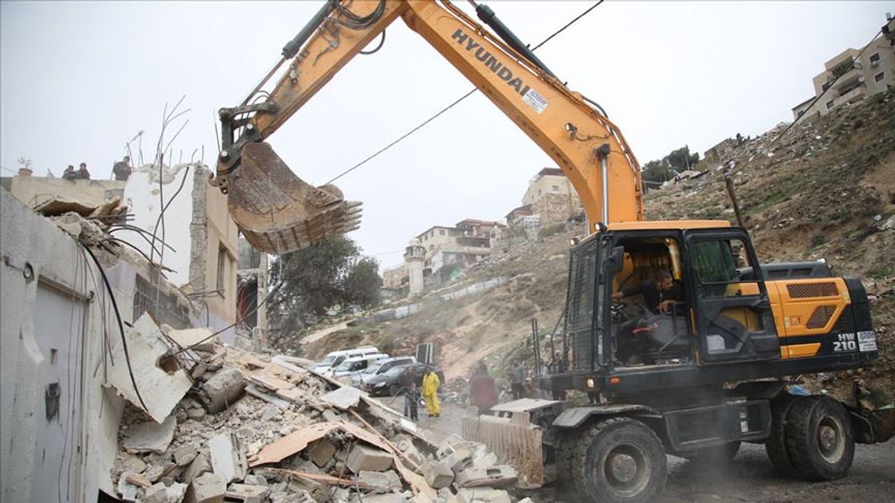 İsrail güçleri, Filistinlilere ait 2 evi ve bir dükkanı yıktı