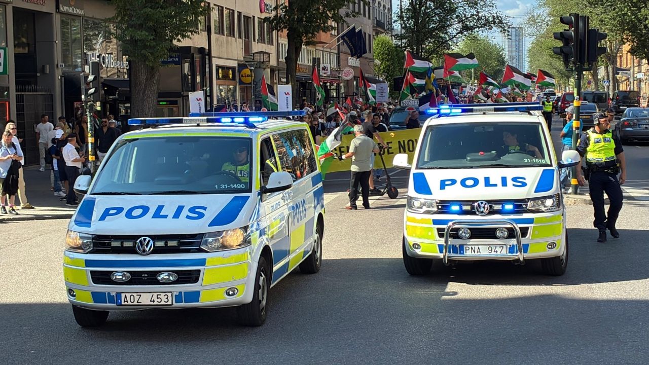 İsrail'in okul ve hastanelere saldırması, İsveç'te protesto edildi