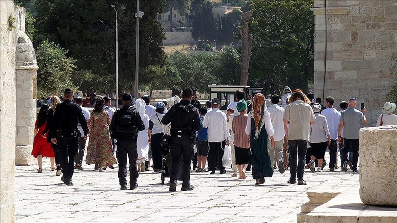 İsrailliler, ordunun himayesinde 2 Filistinliyi yaraladı