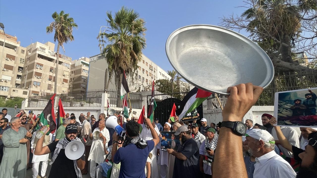 Libyalılar, yardımların Gazze'ye girmesi talebiyle gösteri düzenledi