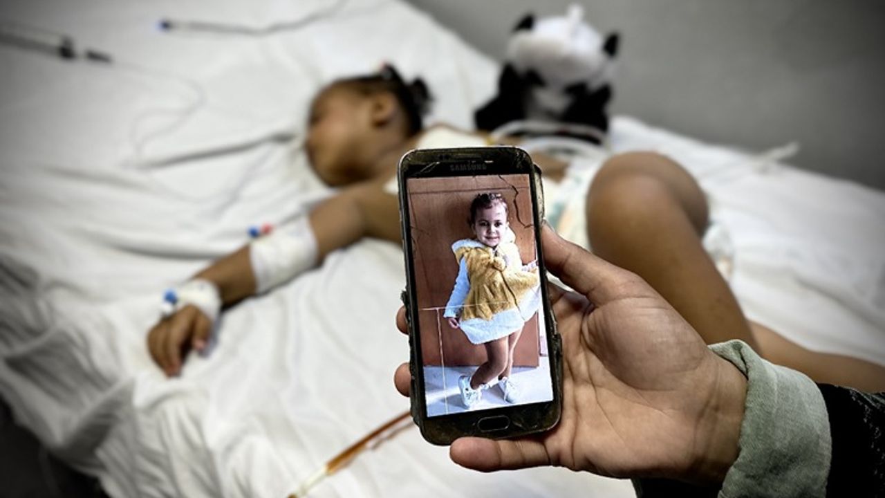 Bombaların iç organlarını deldiği Gazzeli kız, tedavi edilmeyi bekliyor