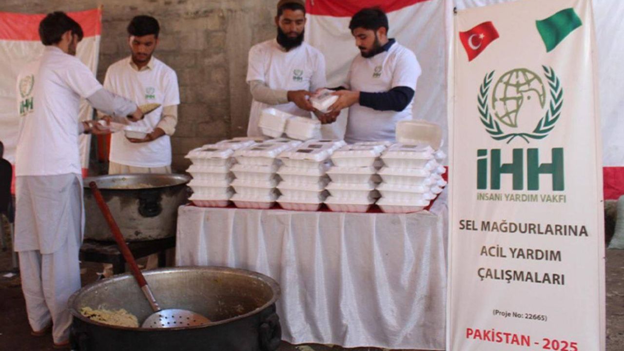 İHH'dan Pakistan'daki sel mağdurlarına yardım