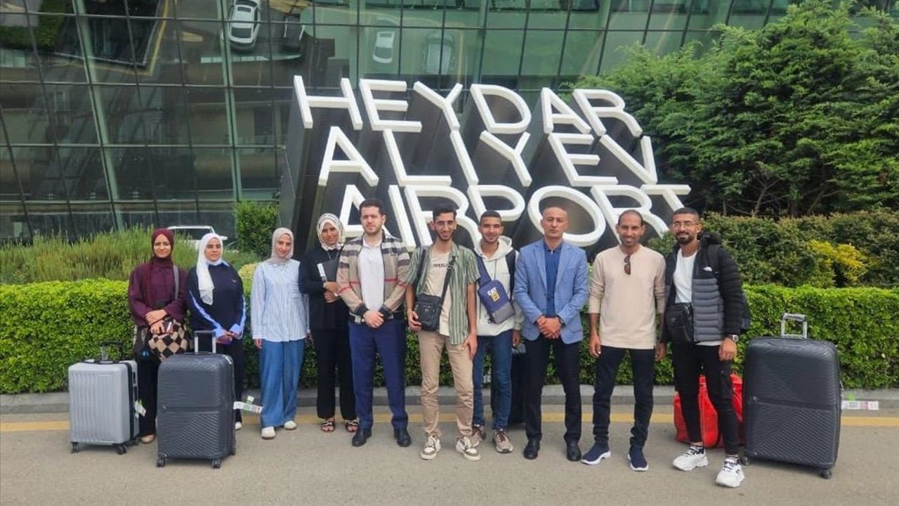 Azerbaycan, 14 Filistinli öğrenciyi Gazze'den tahliye etti