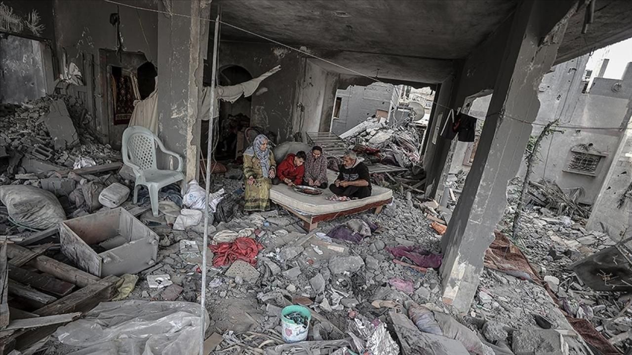 Gazze’de aileler yıkılma tehlikesi olan evlere sığınıyor