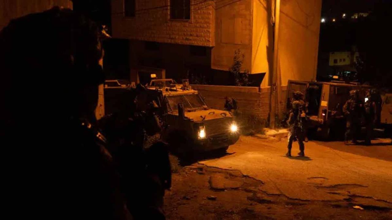 İsrail güçlerinden Ramallah’ta esirlerin evlerine baskın