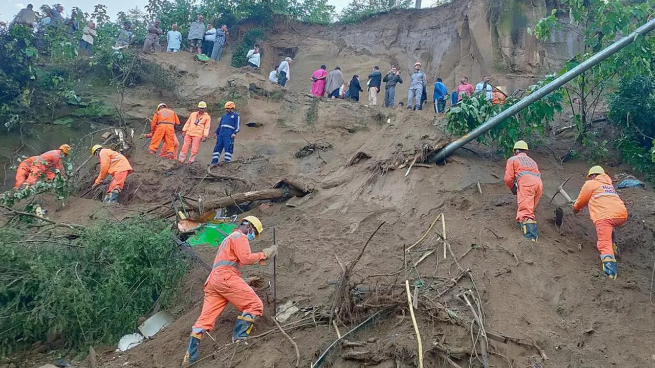 Hindistan'da otobüsü heyelan yuttu: En az 15 kişi hayatını kaybetti