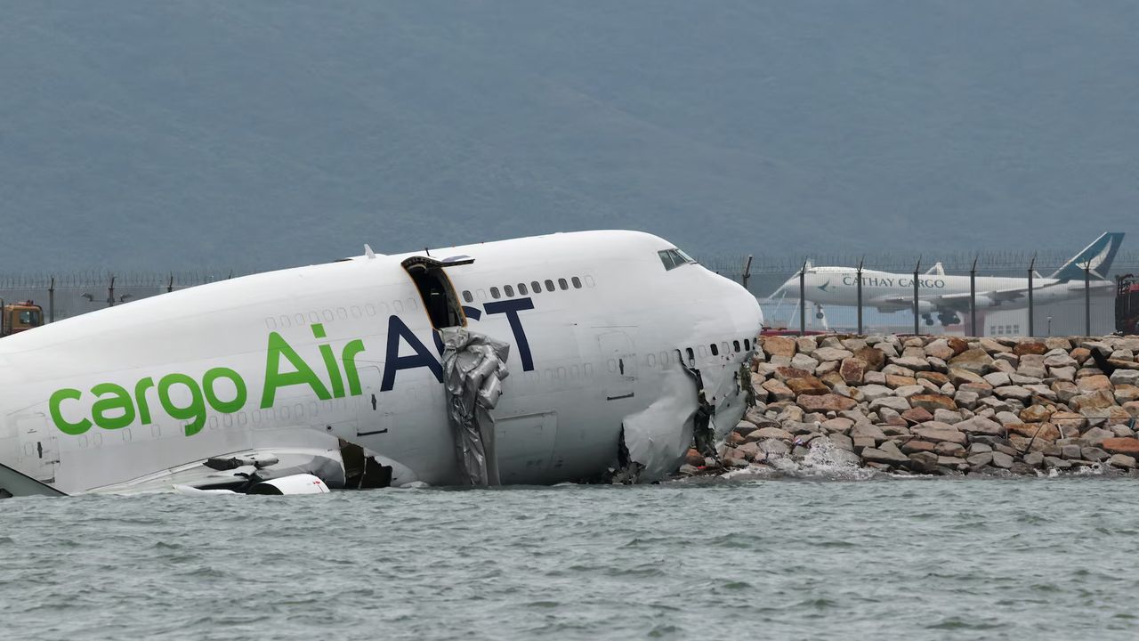 Hong Kong Havalimanı'nda kargo uçağı pistten çıktı: 2 ölü