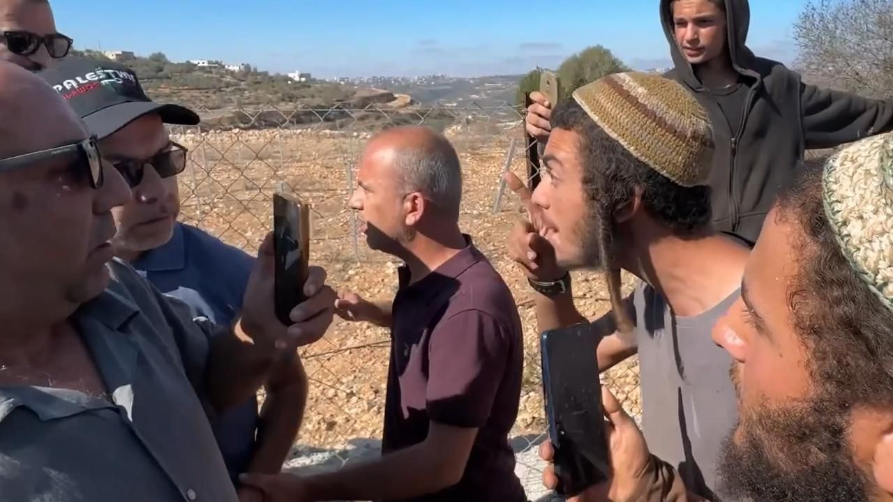 İsrailliler, Filistinli çiftçilerin zeytin hasadına engel oldu