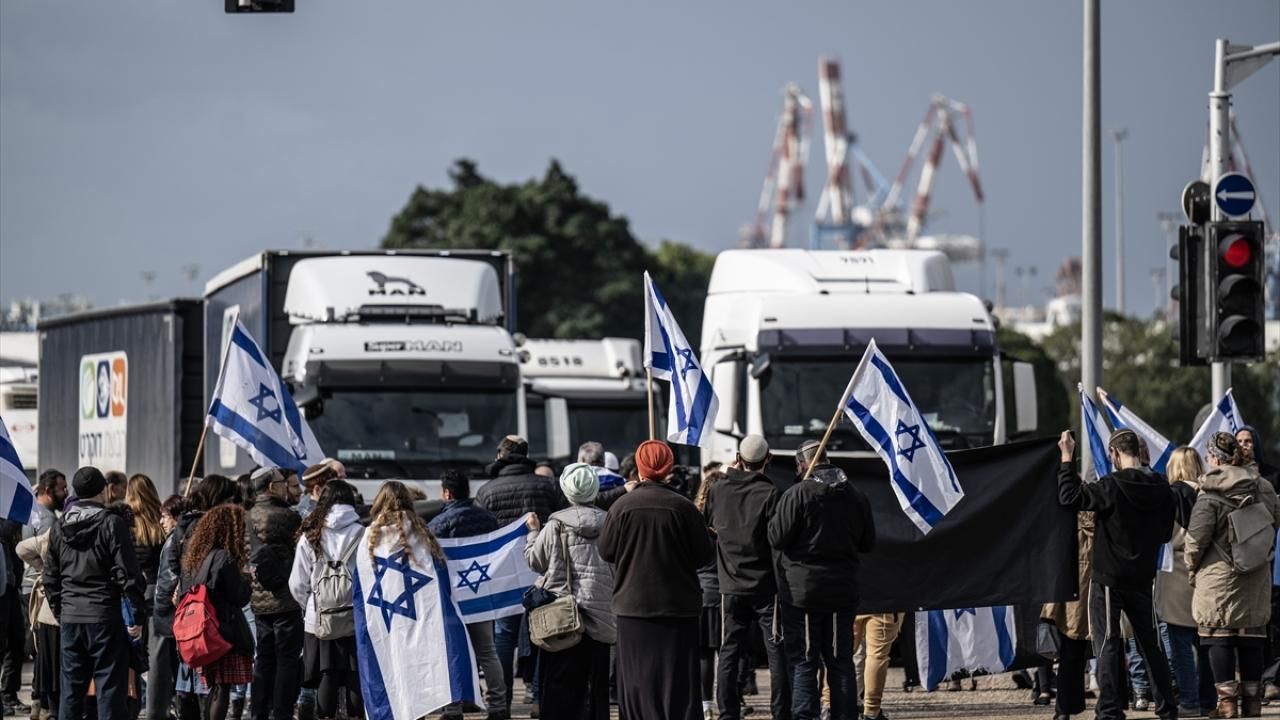 İsrailliler, Gazze’ye giden yardım tırlarının önünü kesti