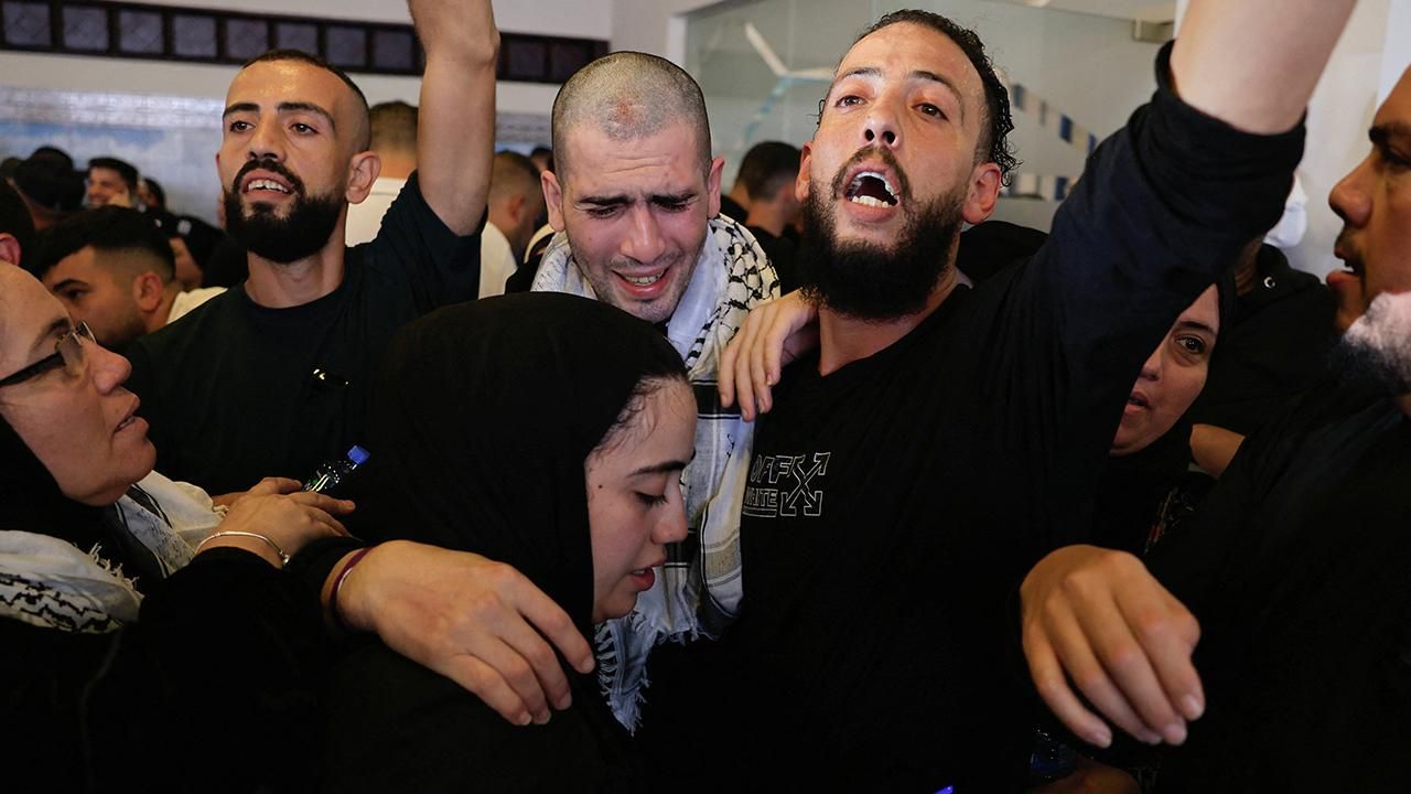 Ofer Hapishanesi’nden serbest bırakılan Filistinli esirler Ramallah’a ulaştı
