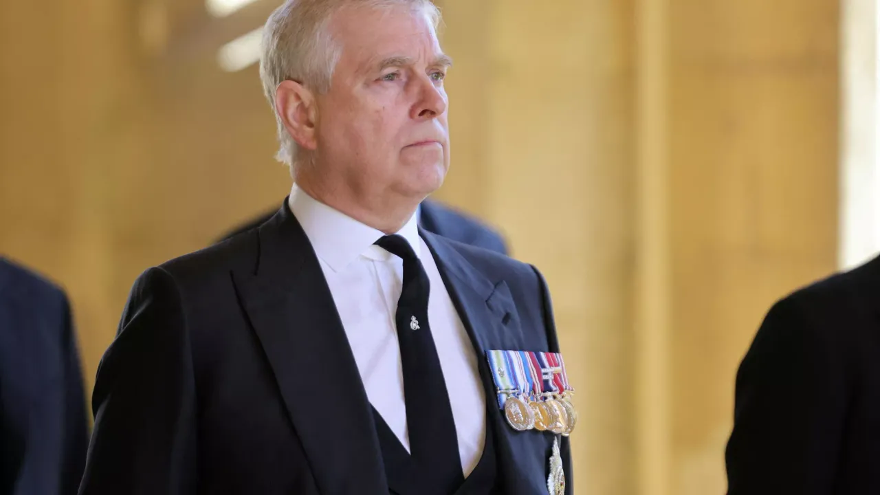 Pedofili skandalı sonrası Andrew’un arması Windsor Kalesi’nden indirildi