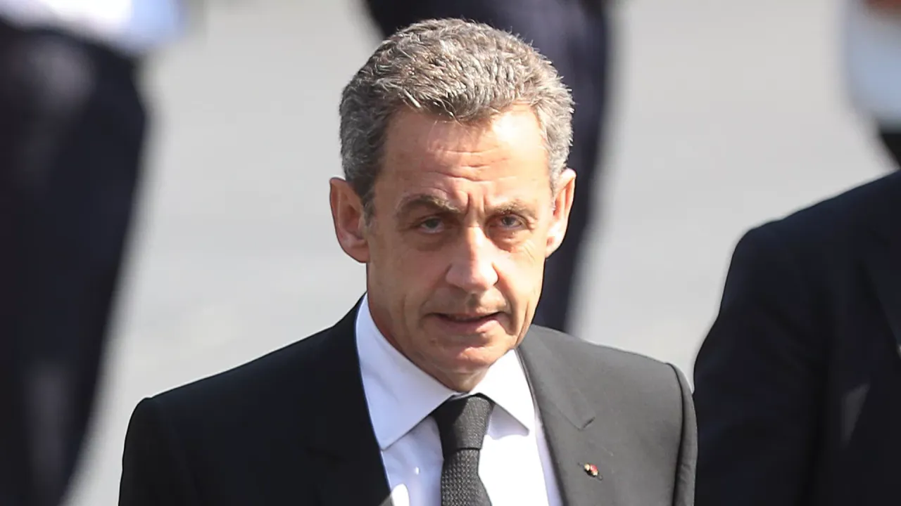 Sarkozy 5 yıllık hapis cezasını çekmek üzere cezaevine girdi