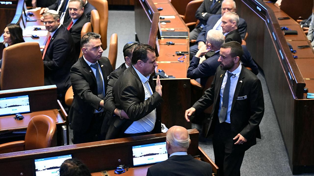 Trump konuşurken Filistin pankartı açıldı: İki vekil zorla dışarı çıkarıldı