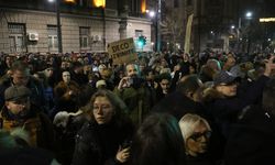 Sırbistan'da dün yapılan seçimlere itiraz eden muhalefet protesto gösterisi düzenledi