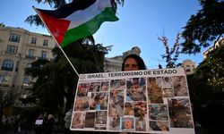 İspanya'da STK'lerden Meclis önünde "İsrail ile silah ticaretine son" eylemi