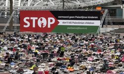 Hollanda'da, İsrail'in katlettiği Filistinli çocuklar için yaklaşık 8 bin çift ayakkabı bırakıldı