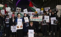 Londra'da sağlık çalışanları ve gazeteciler, Gazze'de öldürülen meslektaşlarını andı