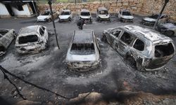 Yahudi yerleşimciler, bir otomobil galerisini ateşe verdi