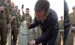 İsrailli yazar, Herzog'un Gazze’ye atılacak füzeyi imzalamasını eleştirdi