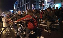 İsrail polisi savaş karşıtı Yahudi aktivistlere müdahale ederek “soykırımı saklayamazsınız" pankartlarına el koydu