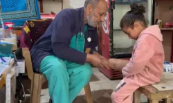Gazze'de emekli sağlık görevlisi ücretsiz sağlık hizmeti veriyor