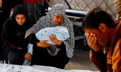Gazze'deki aç bebek ve çocuklar gece ağlayarak uyanıyor
