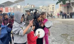 Gazze'de çocuklar, yaşanan gıda kıtlığını protesto etti