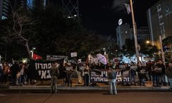Tel Aviv'de İsrail'in Gazze'ye saldırılarına karşı ateşkes çağrısıyla protesto