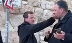 Kudüs'te fanatik 2 Yahudi, başrahibe tükürerek ırkçı saldırıda bulundu