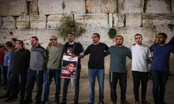 İsrailli esirlerin aileleri, Kahire'ye heyet göndermeyen hükümetten açıklama bekliyor