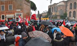 Roma'da yağmur altında İsrail'in Gazze saldırıları protesto edildi