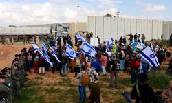 İsrailliler, açlığa sürüklenen Gazze'ye yardımları engellemek için gösterilerini sürdürdü