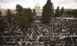120 bin Filistinli  cuma namazını Mescid-i Aksa'da kıldı