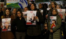 İsrail Meclisi'nin önünde Gazze'deki İsrailli esirlerin dönmesi talebiyle gösteri düzenlendi
