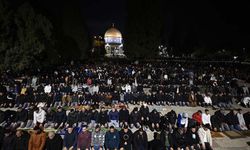 Mescid-i Aksa'da 70 bin Filistinli teravih namazını eda etti