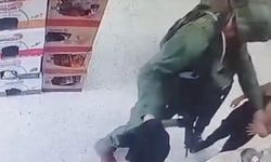 İsrail askeri, Batı Şeria’da markette alışveriş yapan küçük çocuğu zorla üstünü çıkartarak darp etti