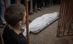 Gazze hükümeti, İsrail saldırıları nedeniyle enkaz altında kalan cesetleri çıkarmaya başladı