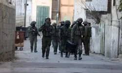 İsrail askerleri işgal altındaki Batı Şeria'da 12 Filistinliyi gözaltına aldı