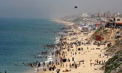 Yerinden edilen Gazzeliler, savaş atmosferinden çıkmak için sığındıkları sahilde denize girdi