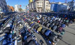 Rusya'da Müslümanlar, bayram namazında camilere akın etti