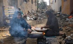 Gazze'de bir evde yemek pişirmek için yakılan ateş yüzünden yangın çıktı