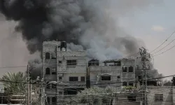 İsrail ordusu topçu atışlarıyla Refah'ın orta kesimindeki binaları hedef aldı