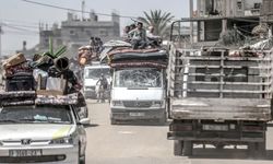 İsrail'in tehditlerinin ardından binlerce Filistinli Refah'tan ayrılmak zorunda kaldı