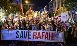 Ayasofya'dan Eminönü'ne Filistin için meşaleli yürüyüş düzenlendi