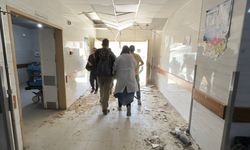 İsrail ordusunun çevresini hedef aldığı Gazze'nin kuzeyindeki hizmet veren son hastane boşaltılıyor