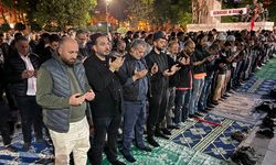 Genç İHH üyeleri Saraçhane Parkı’nda namaz kılıp Filistin halkı için dua etti